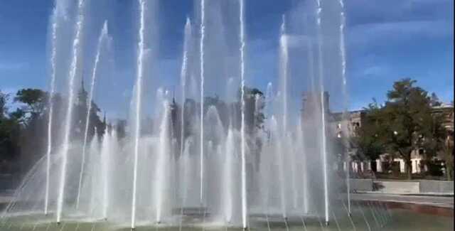 У Маріуполі, де половина людей не має води, окупанти запустили "фонтан"