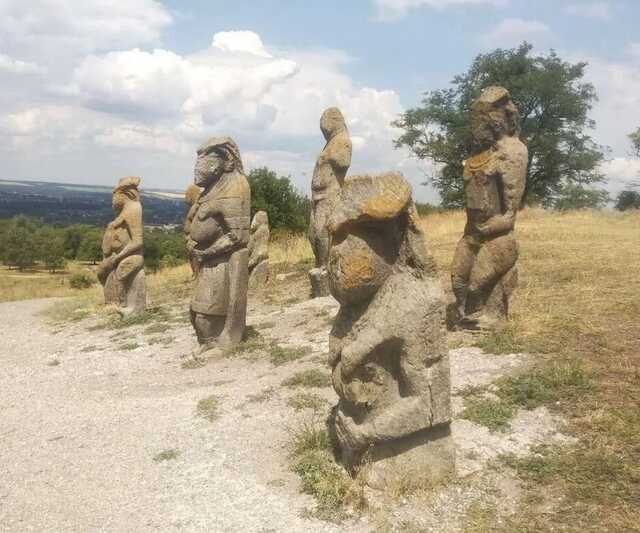 Війська РФ розбили кам’яні половецькі баби біля Ізюму, які вистояли тисячу років