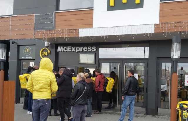 Glovo "паралізувало" через відкриття McDonald’s: вільні кур’єри закінчилися, біля ресторанів ажіотаж