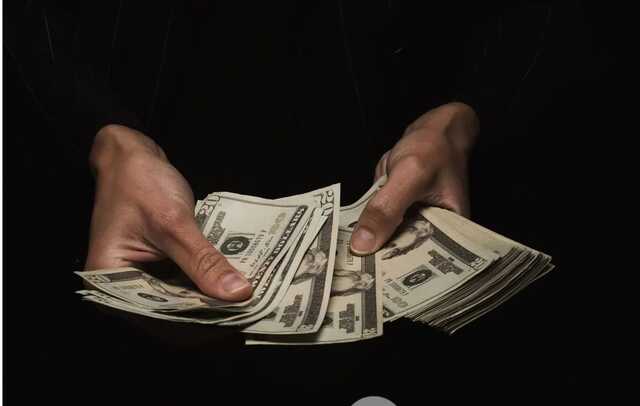 Фальшивки в Україні поширюють таксисти: на папірці замість справжніх грошей можна натрапити будь-де