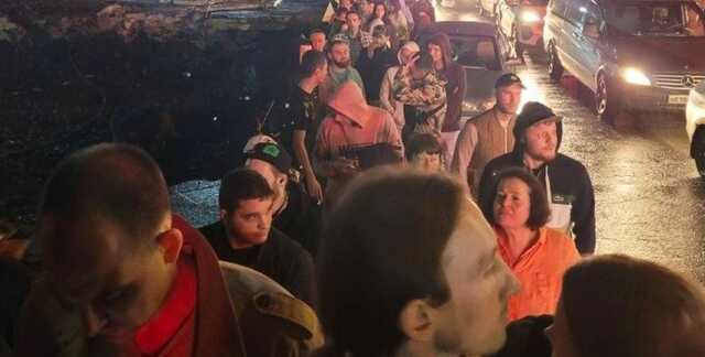 "Спостерігається великий ажіотаж": тисячі росіян стоять у чергах на кордонах