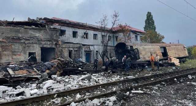 Російські окупанти знищили вагони з тілами своїх військових, вдаривши по вокзалу в Харкові