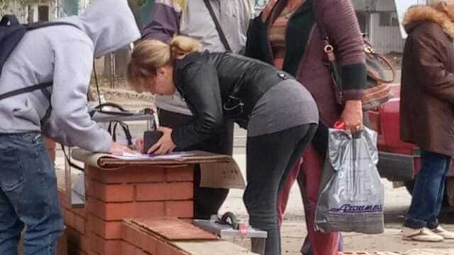 У мережі показали "добровільне" голосування в Маріуполі