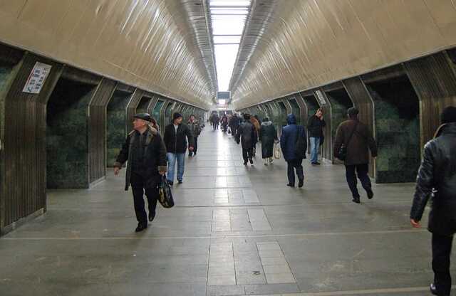 У Києві на станції метро поліцейський врятував пасажира: у чоловіка стався серцевий напад