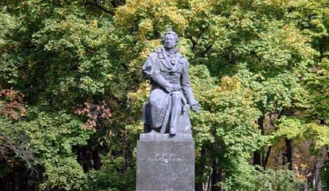 "Знеси мене повністю": у Києві тонко "натякнули" пам’ятнику Пушкіну