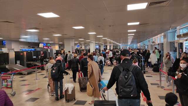 Масова бійка російських туристів сталася в аеропорту Анталії