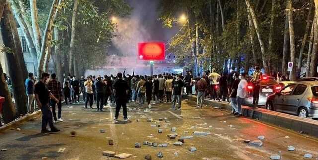 Протесты в Иране продолжаются: задержана дочь экс-президента, погибли 76 человек, — СМИ