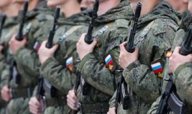 У Росії співробітник військкомату проник у під’їзд через вікно, щоб вручити повістки