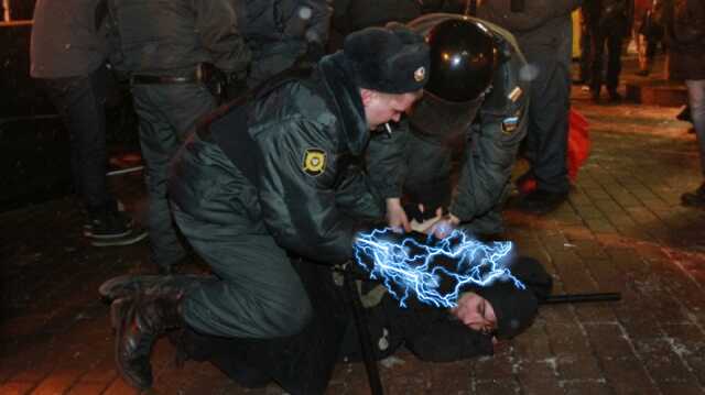 ЄС хоче заборонити продаж сльозогінного газу та електрошокерів силовикам Росії