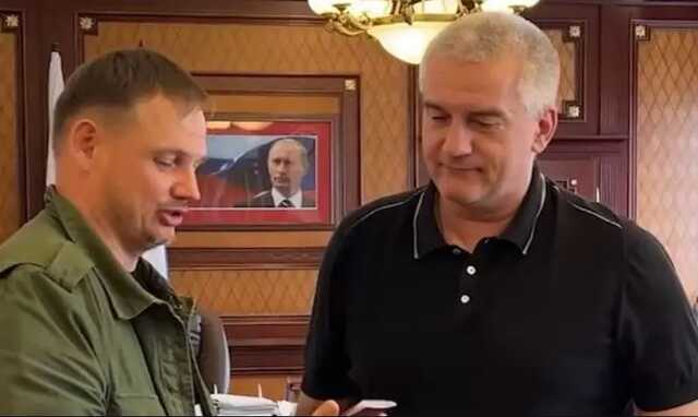 Аксенов вручил паспорт гражданина РФ коллаборанту Стремоусову