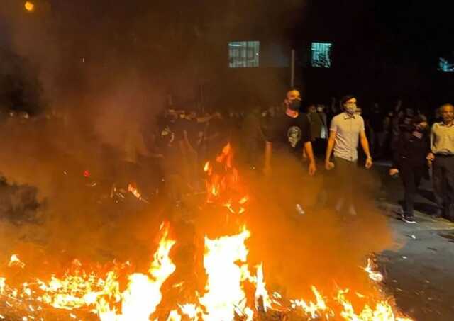 В Ірані демонстранти почали палити поліцейські дільниці та автомобілі силовиків