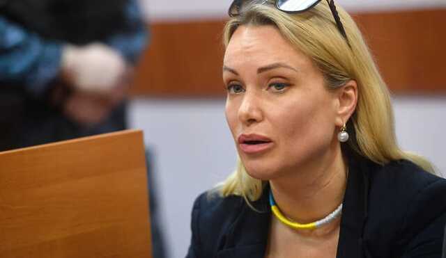 Бывшая журналистка "Первого канала" Марина Овсянникова сбежала из-под домашнего ареста