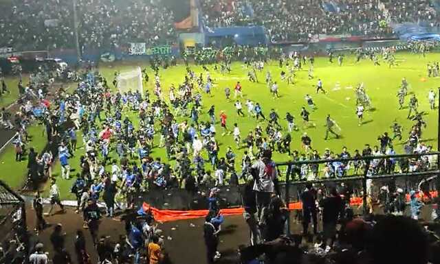 Трагедія в Індонезії: на футбольному полі внаслідок тисняви загинуло 129 людей