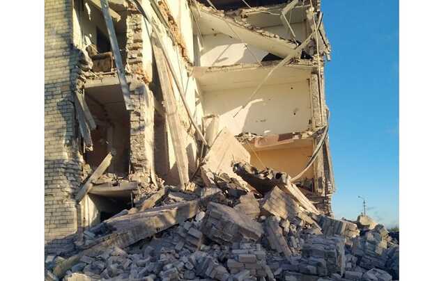 Росіяни завдали удару по гуртожитку у Часовому Яру: під завалами можуть бути люди