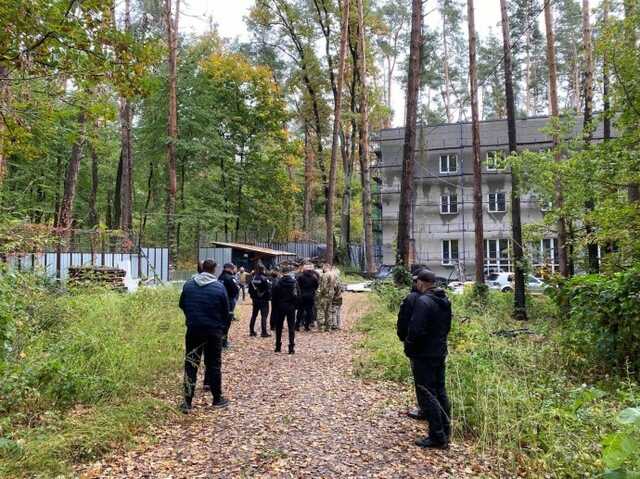 Юристи дружини Медведчука прийшли повертати майно у Пуща-Водиці