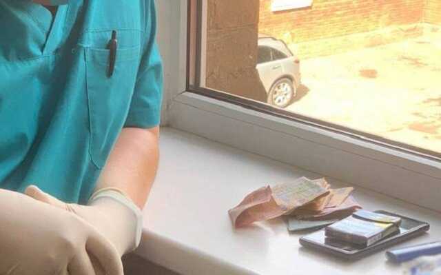 В Одесі лікар взяв хабар у військовослужбовця