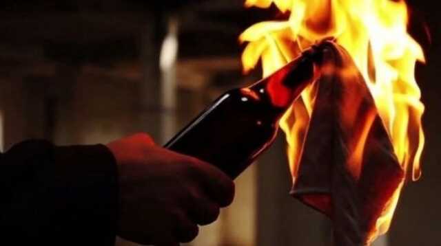 У Московській області невідомий кинув чотири "коктейлі Молотова" в будівлю військової частини