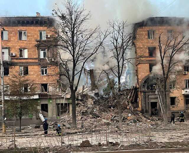 Війська РФ ракетами обстріляли багатоповерхівки у Запоріжжі: під завалами люди