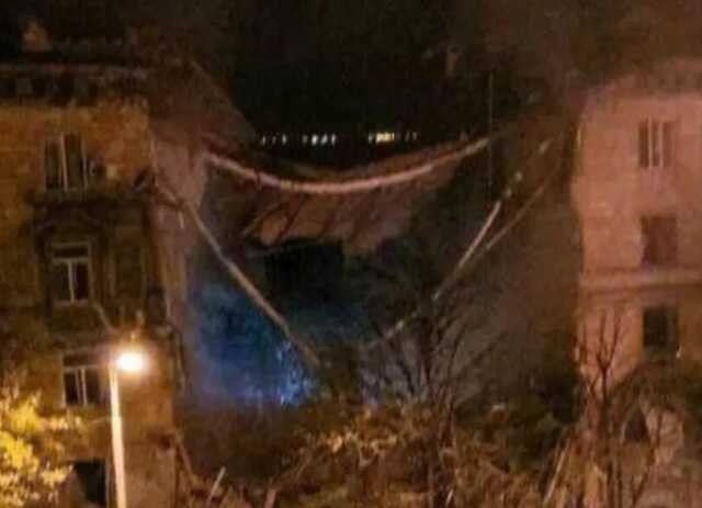 З’явилося відео перших хвилин після ракетного удару РФ по будинку у Запоріжжі