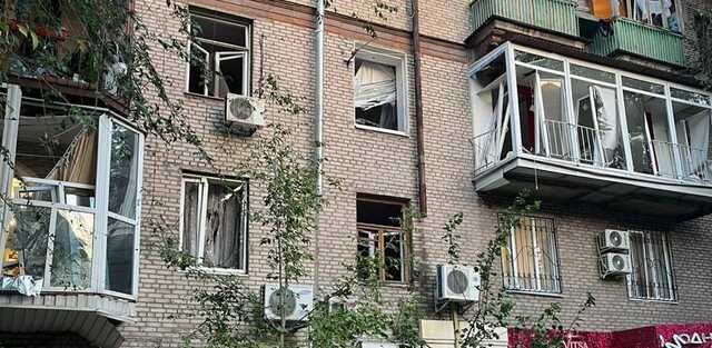 В результате обстрелов Запорожья повреждено более 40 многоэтажных домов и построек