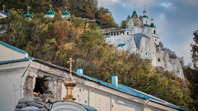 З’явилися фото Святогірської Лаври після бойових дій