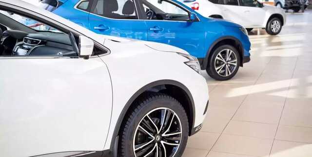 Падіння продовжується: авторинок РФ обвалився майже на 60%