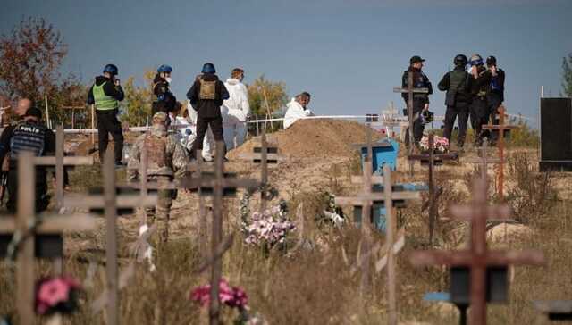 У звільненому Лимані виявили вже більше 200 могил і братське поховання