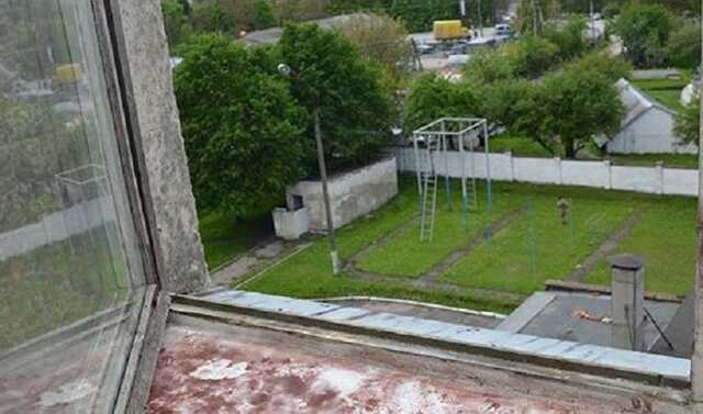 Побили та викинули з вікна: правоохоронці розслідують ймовірне вбивство на Лівому березі Дніпра