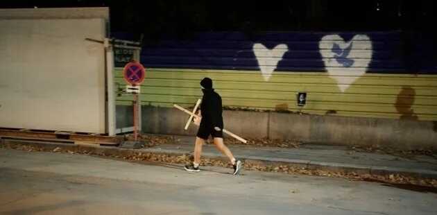 В Вене в посольство РФ принесли надгробный крест Путину