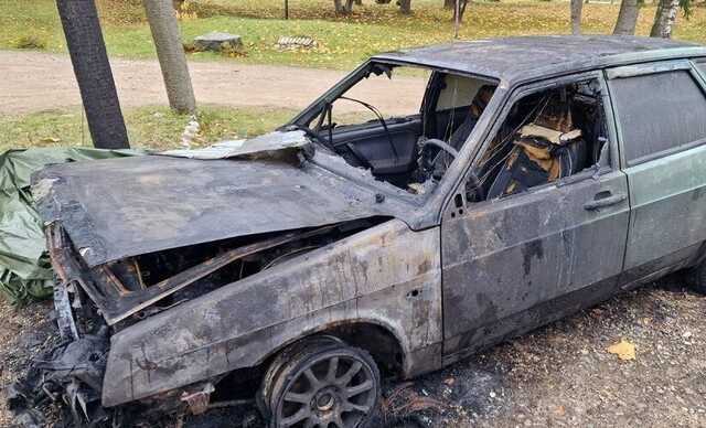 У Латвії вночі підпалили авто родини з України