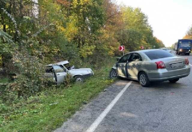 Смертельна аварія на Буковині: водій "ВаЗу" загинув, його пасажирів госпіталізували