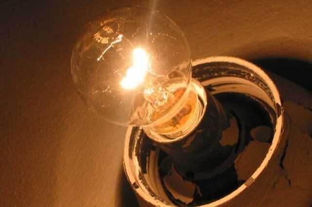 Через ракетні удари Росії в Києві та області запровадили погодинні відключення електроенергії