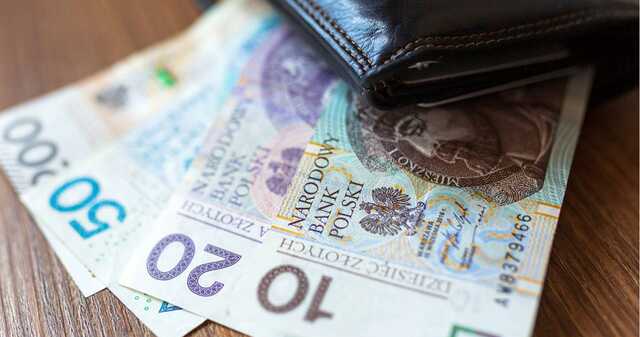 Українцям у Польщі виплатять ще по 700 злотих