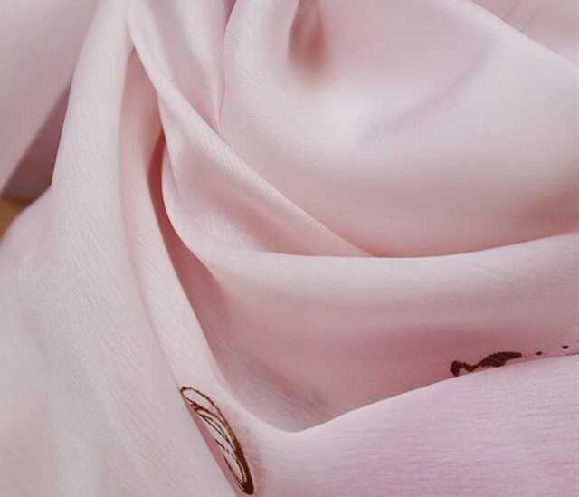 Український бренд випустив хустку з палаючим Кримським мостом