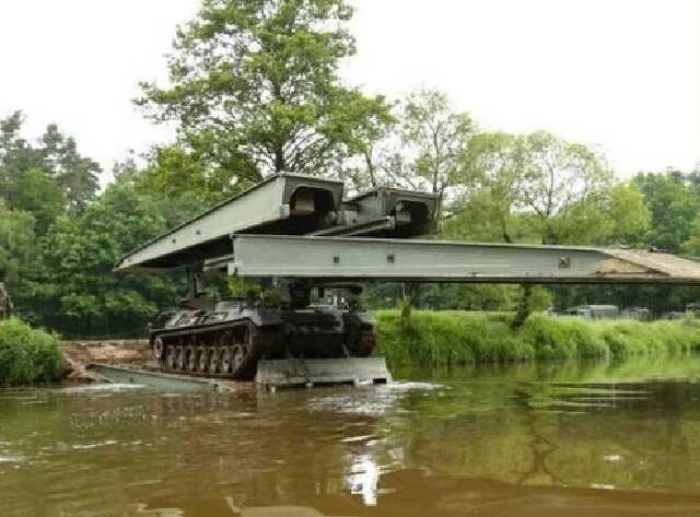 Німеччина передала Україні 16 танкових мостоукладальників Biber