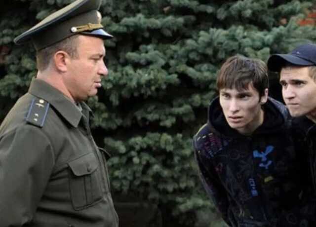 В Петербурге выдали повестки мужчинам, пришедшим получить загранпаспорта