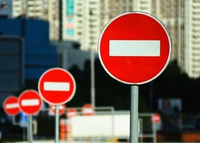 У центрі Києва перекрили рух транспорту після вибухів