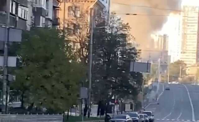 Момент влучання дрона-камікадзе у будинок у Києві зафіксувала нагрудна камера поліцейського