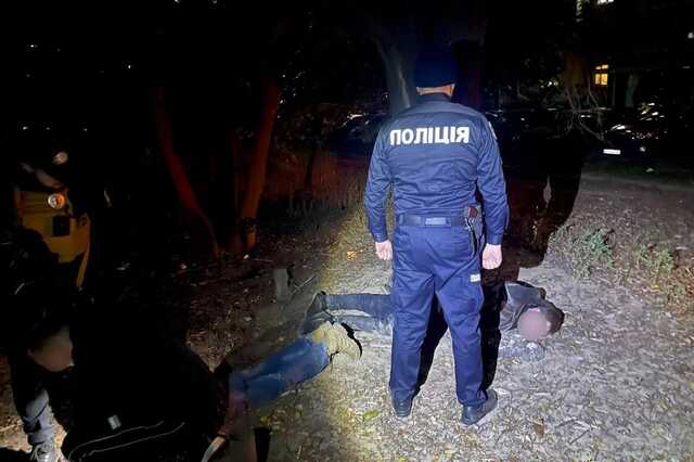 На Київщині рецидивіст ударив знайомого ножем у шию