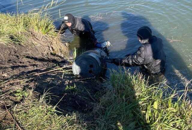 На Київщині з водойми дістали бойову частину російської ракети