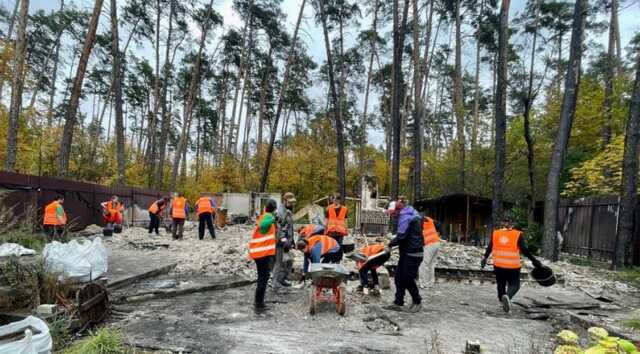 Валерій Харчишин разом із волонтерами розібрав уламки свого зруйнованого будинку у Гостомелі