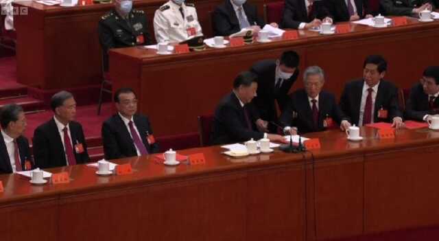 Колишнього лідера Китаю Ху Цзіньтао вивели під руки із президії на з’їзді КПК