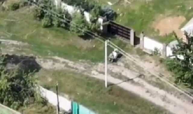 Спецоперация «мародер»: российские военные тянут стиральную машину из разрушенного ими дома