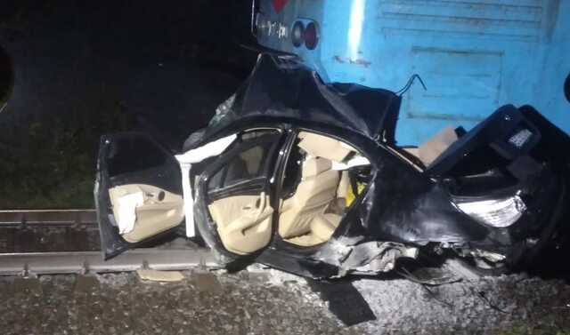 Під Львовом швидкий потяг зіткнувся з автомобілем, є жертви