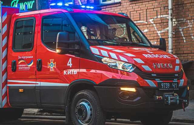 Впав з висоти 4 метрів: У Києві з підвалу недобудови дістали травмованого чоловіка