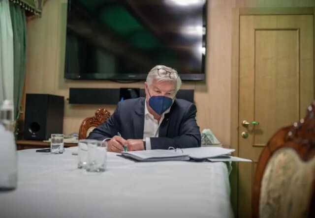 Штайнмаєру в Україні подарували букет ірисів, натякнувши, що Україна чекає на нові IRIS-T