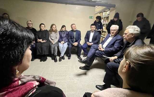 Штайнмайер провел более часа в бомбоубежище под Черниговом во время тревоги