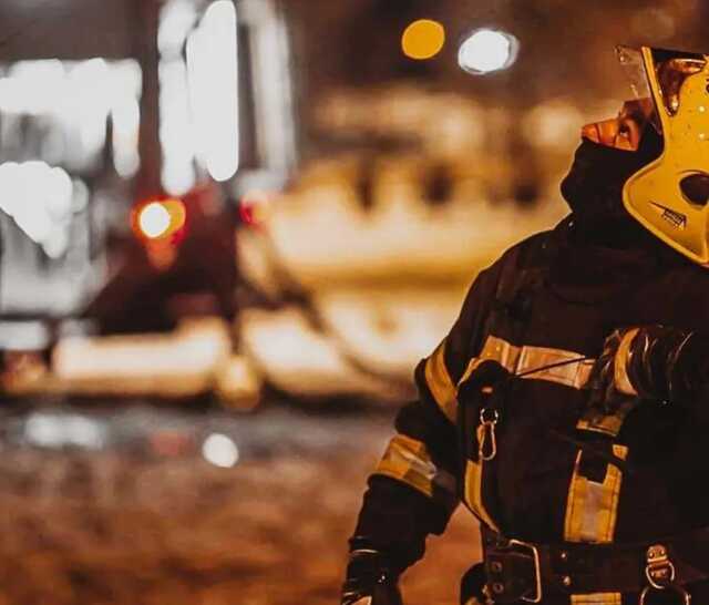 В Киеве во время пожара в многоэтажке спасли мужчину