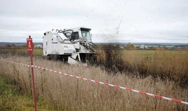 Україна отримала унікальну машину для розмінування територій Armtrac 400