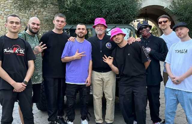 Шварценеггер зустрівся з Kalush Orchestra і приміряв рожеву панаму